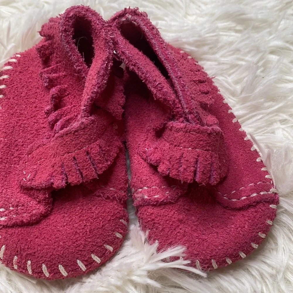 Minnetonka Baby Pink Fringe Moccasins Size 1 Excellent Condition